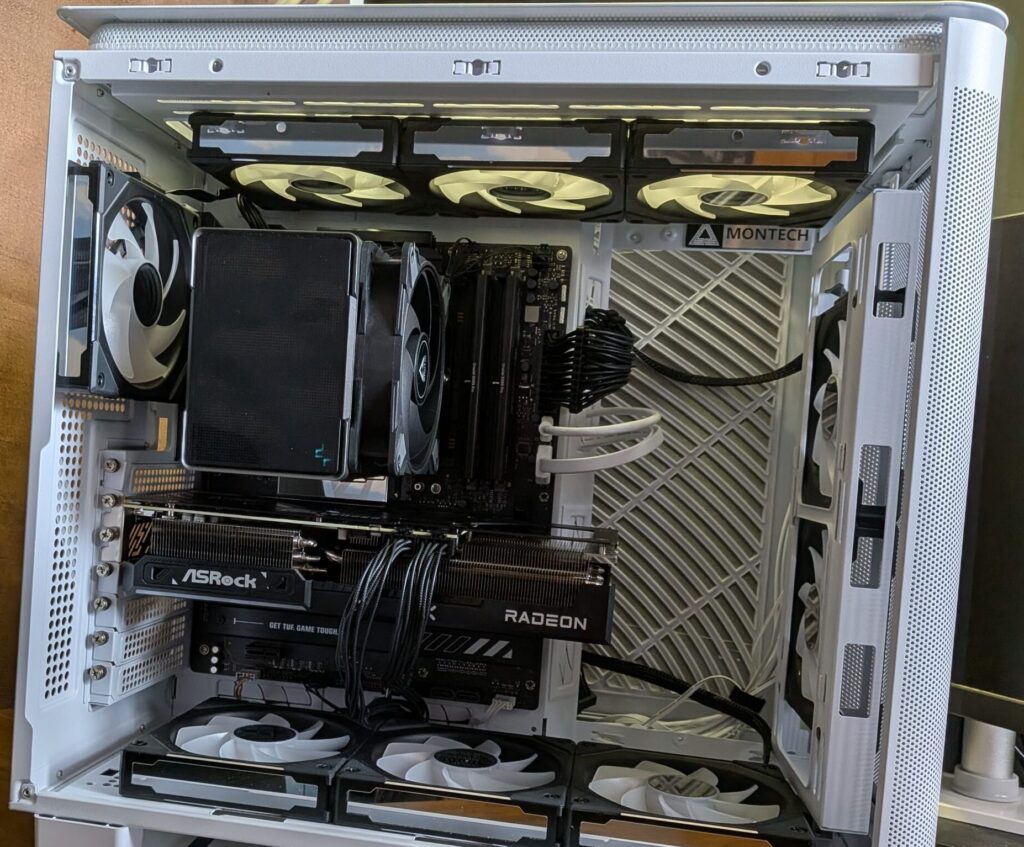 MONTECH KING 95 PROとマザーボード上下の隙間