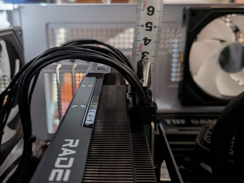ASRock 9070XT CL搭載後、パネルまでの距離感