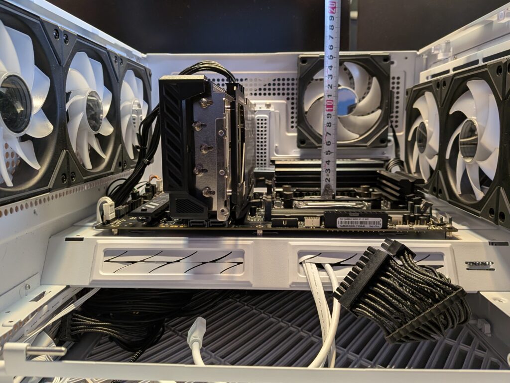 対応CPUクーラー最大高さ175㎜=GPUと補助電源ケーブル込みの余裕