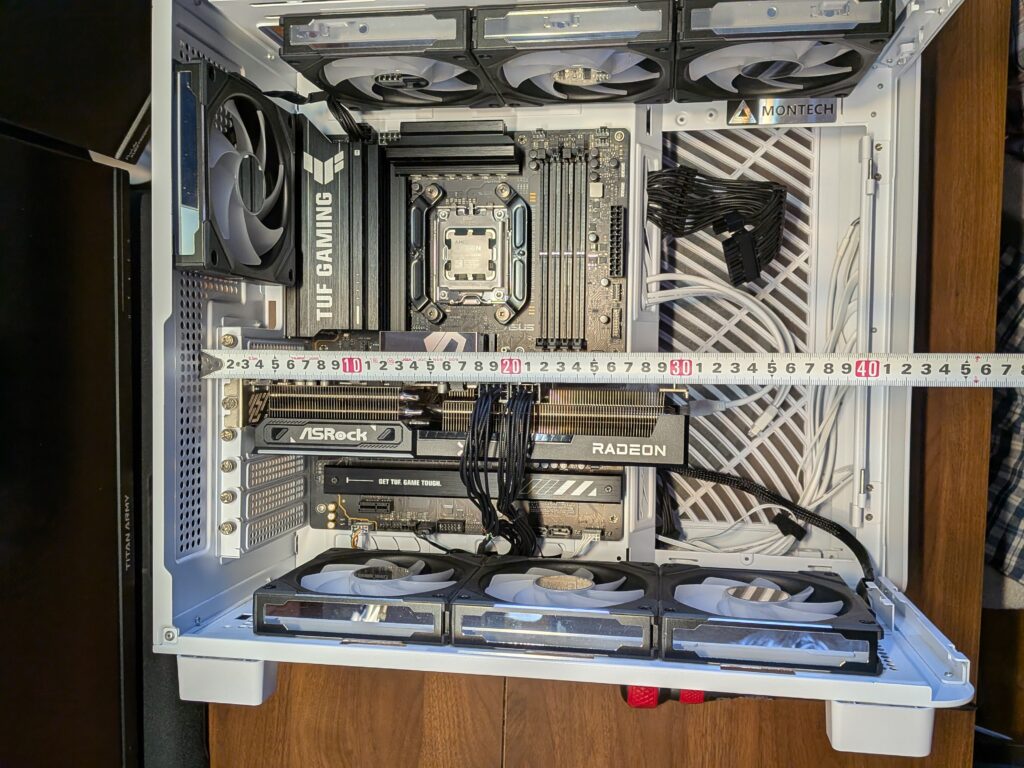 KING95 PROは右側の支柱がないため、スムーズに420㎜までのグラフィックカードを搭載可能