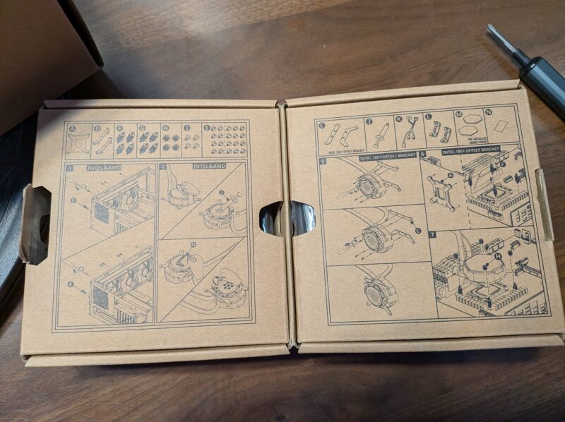 付属パーツ類が収納されているアクセサリーボックス。組み立て説明イラストが各面に印刷されています。