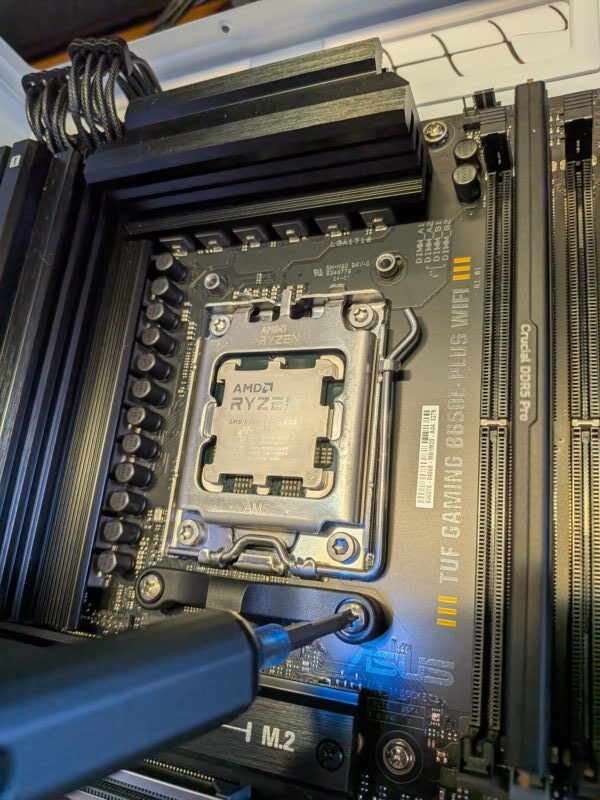 マザーボード標準リテンションの取り外し