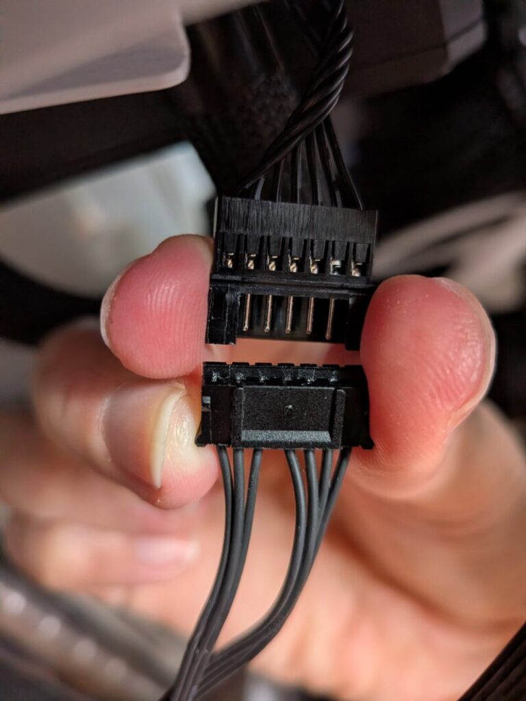 ラジエーターから延びる専用接続ポート:8ピンの専用端子に付属の分岐ケーブルを挿し込みます。