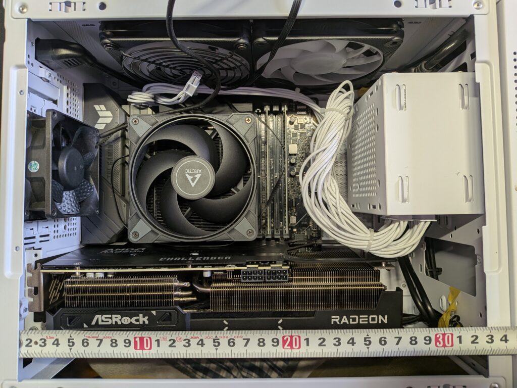 GALAX-Revolution03にASRock Radeon RX9070 Challengerを組み込んだ図