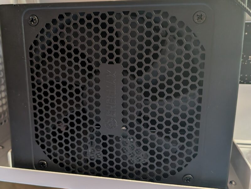 ENERMAX REVOLUTION D.F. 12 850W Gold本体（グリル面）