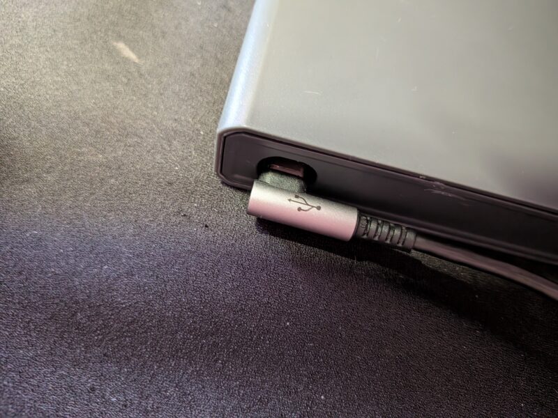ケースに本体を収納したまま充電可能