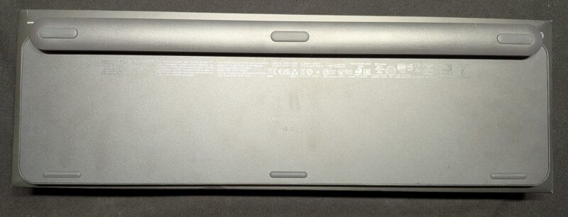 裏面全体。6か所のゴム足で安定感がある