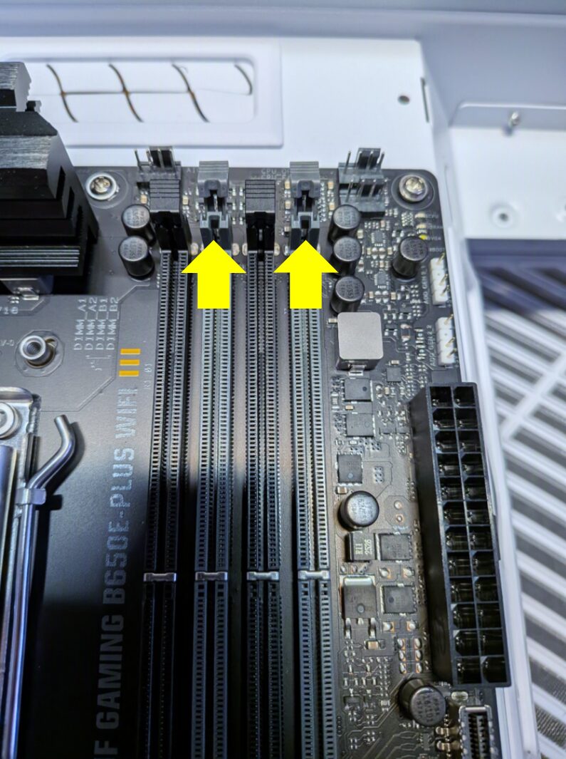 使用するスロットを確認したら、スロット端のラッチ(留め具)を開きます。マザーボードによっては片側だけ開くタイプと、両側が開くタイプ(両ラッチ)があります。