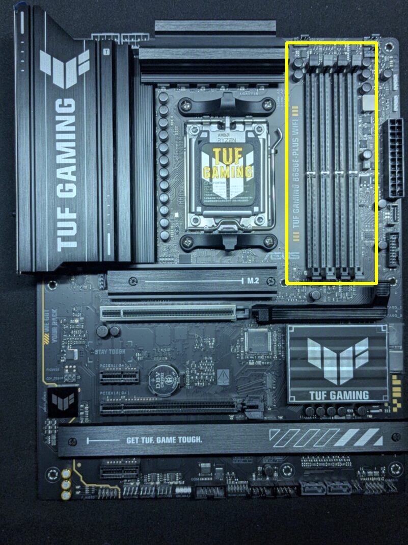 マザーボード全体画像。作業をする場所はマザーボード右側の黄色い枠部分。