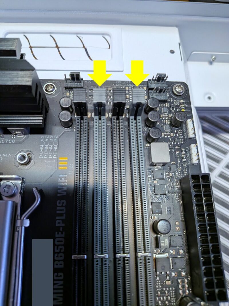 マザーボードの説明書から、どこにメモリを挿すべきか確認します。今回はメモリを2本使用します。
左からA1、B1、A2、B2となっており、「TUF  GAMING B650E PLUS WIFI」に2本セットで使用する場合は「A2とB2」（左から2番目と4番目）に挿します。
場所を間違えた場合、正常に動作しない、またはパフォーマンスが落ちる可能性があります。