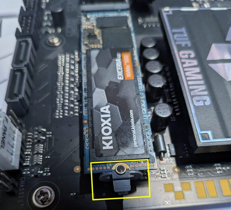 SSDを下ろしたらラッチをもとに戻します。