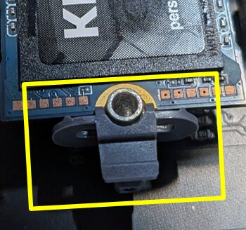 SSDががっちり固定されているか確認してください。浮いていたり、ラッチとのかみ合わせが悪い場合は、SSDを挿す作業からやり直します。