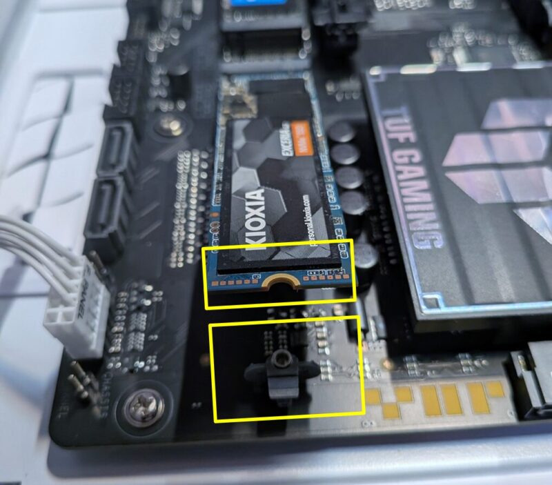 固定用ラッチを下げながらSSDを下ろします。
普通のマザーボードは2本目以降のSSDは精密機器用の小さいネジで固定しますが、すべてラッチで固定できるためありがたいです。