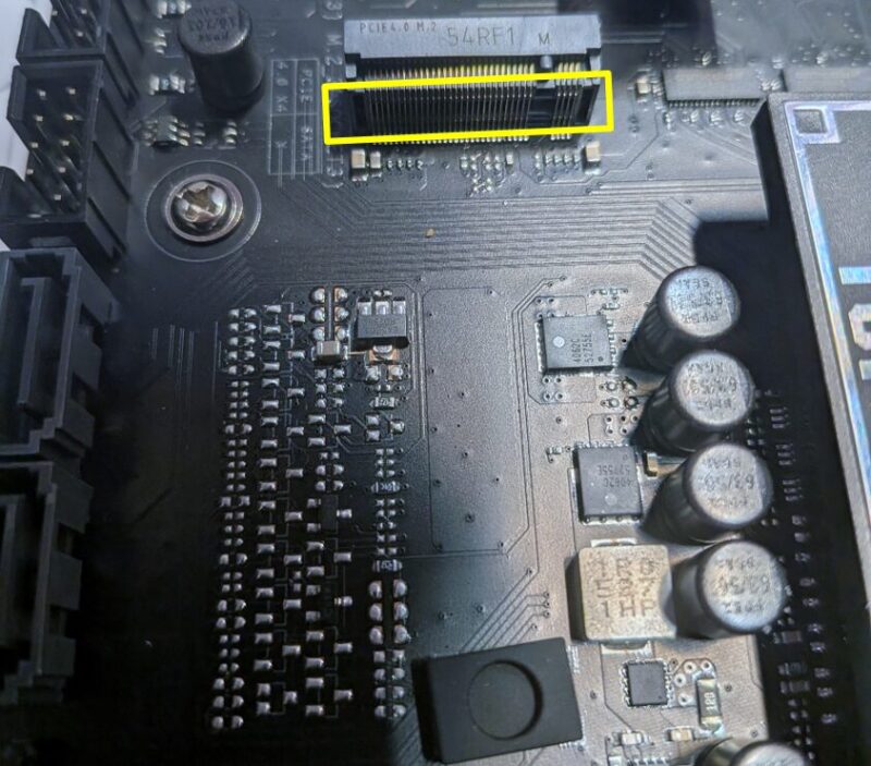 M.2SSD固定用のスロットに、SSDを斜め（約30度）角度から奥までしっかり差し込みます。