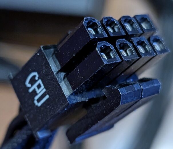 CPUの電力供給に必須のケーブルですが、大きなCPUクーラーを取り付けた後だと手が入らなくなるため、忘れずにこの段階で接続します。