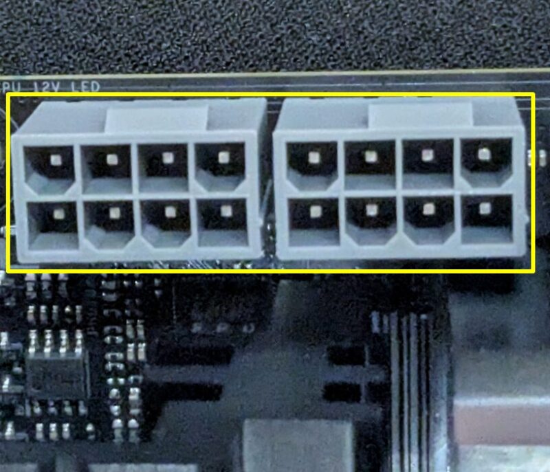 マザーボード左上のCPU補助電源コネクタ（8ピン×2本）を接続します。