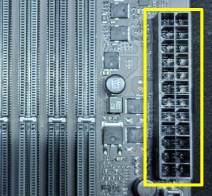 マザーボード右端のメイン電源ケーブル（24ピン）コネクタを接続します。
マザーボード動作や制御等に必要な小容量の電力（75W程度）が供給されます。