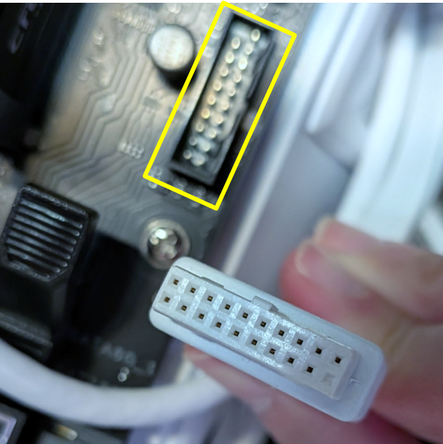 オス・メスのコネクタ形状。ケースから延びるフロントUSB3ケーブルをマザーボードのコネクタに挿します。向きが合えば違和感なく刺さります。