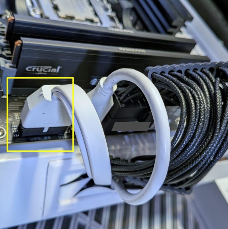 ケースから延びるフロントUSB3ケーブルをマザーボードのコネクタに挿します。向きが合えば違和感なく刺さります。