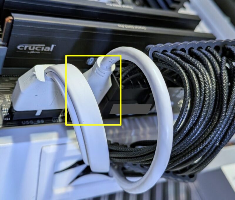 内部USB Type-Cケーブルをつないだ状態。コネクタに対してケーブルが意外に太く、抜けてしまうことがあるため注意。