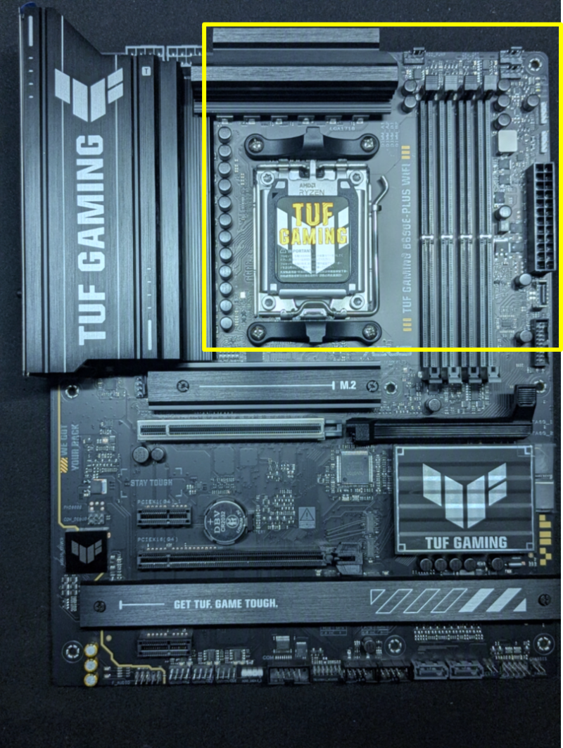 マザーボード全体画像。今回作業するのはCPUソケットから右上の黄色い枠部分