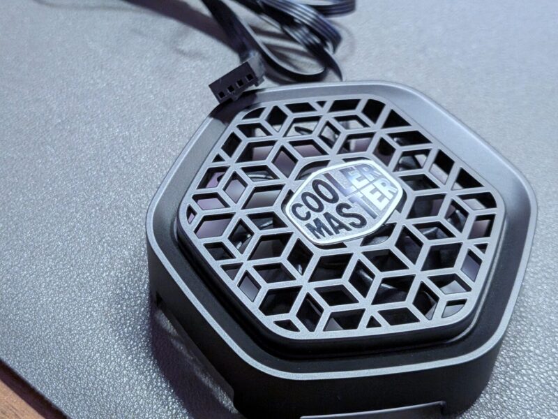 VRM FAN搭載のトップカバー。ファンとファン用4ピンコネクタを搭載しています。