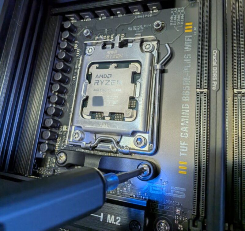 マザーボードCPUソケット上下にある、AM5標準ブラケットを外します。