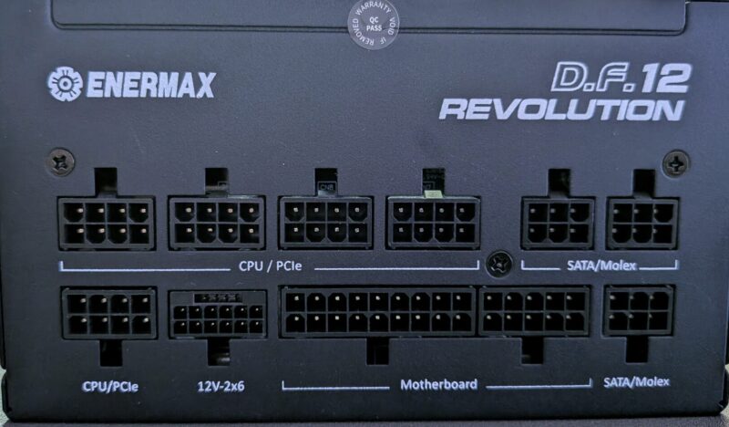 電源のメス側コネクタがズラッと並んでいる