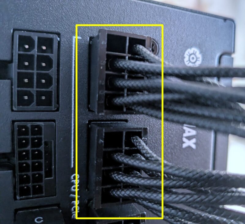 2本とも爪でロックされるまで、しっかり奥に差し込みます。