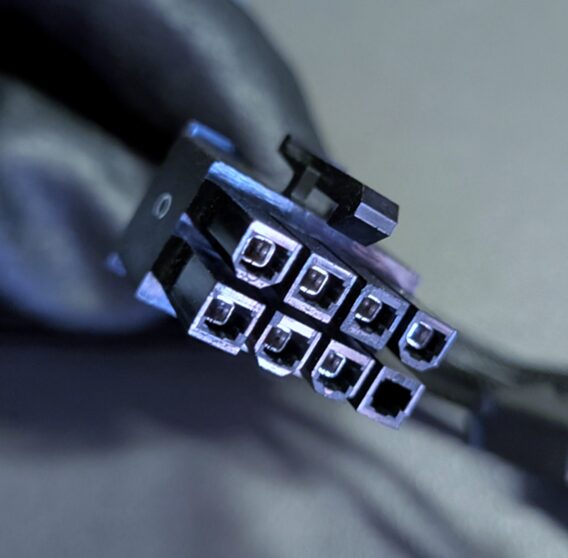 PCIe補助電源ケーブルのもう片方の8ピンコネクタ（電源側）