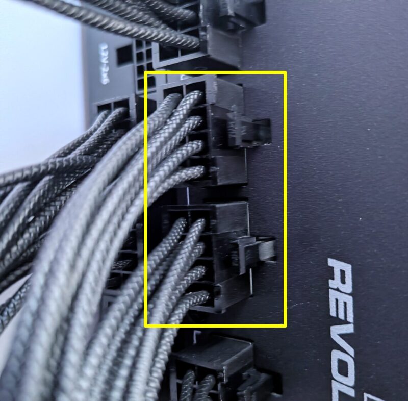 2本とも爪でロックされるまで、しっかり奥に差し込みます。