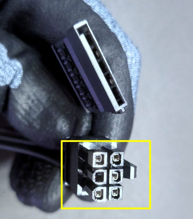 SATA補助電源ケーブルのもう片方の6ピンコネクタ（電源側）