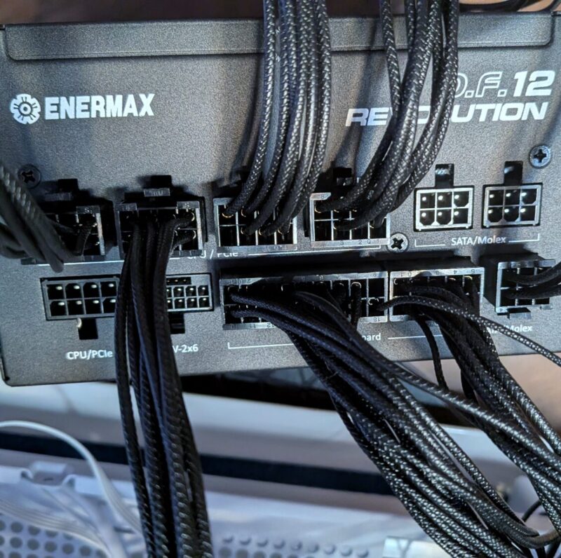 ATXメイン電源、CPU補助電源2本、PCIe補助電源2本、SATA電源導入後の写真