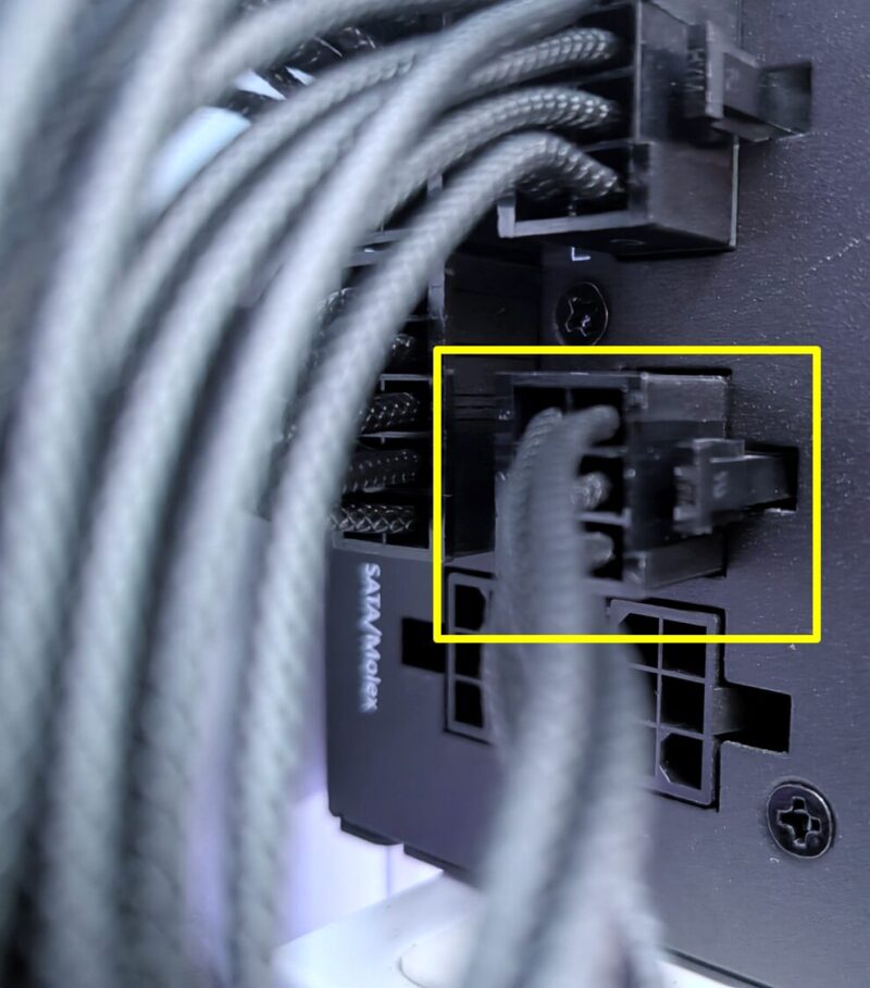 爪でロックされるまで、しっかり奥に差し込みます。