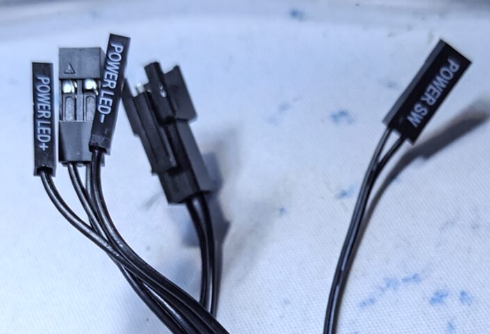 Power SW、Reset SW、Power LED、HDD LEDなどのケーブルが全てバラバラになっている非統一型のコネクタ。